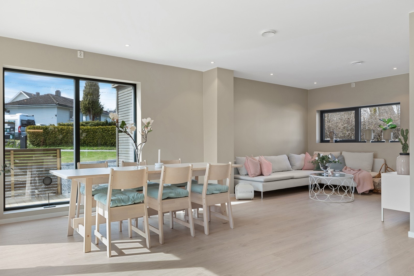 Det er god plass til både sofa- og spisegruppe Galleribilde