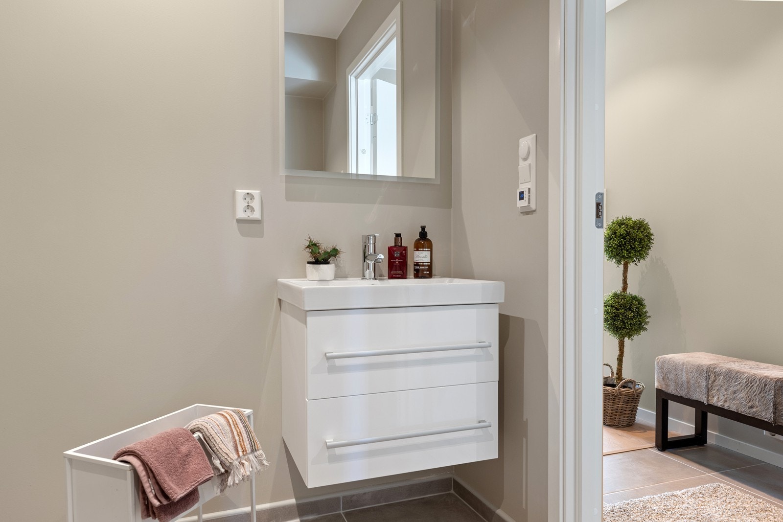 Vaskerom/ teknisk rom med toalett og servant Galleribilde