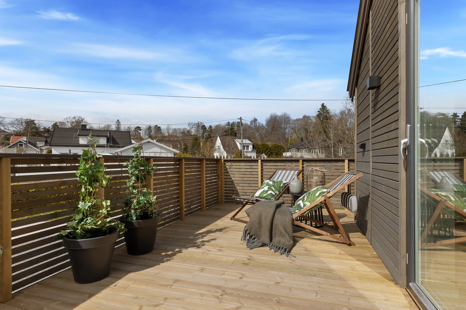 Altanen vender mot vest og har gode solforhold Galleribilde