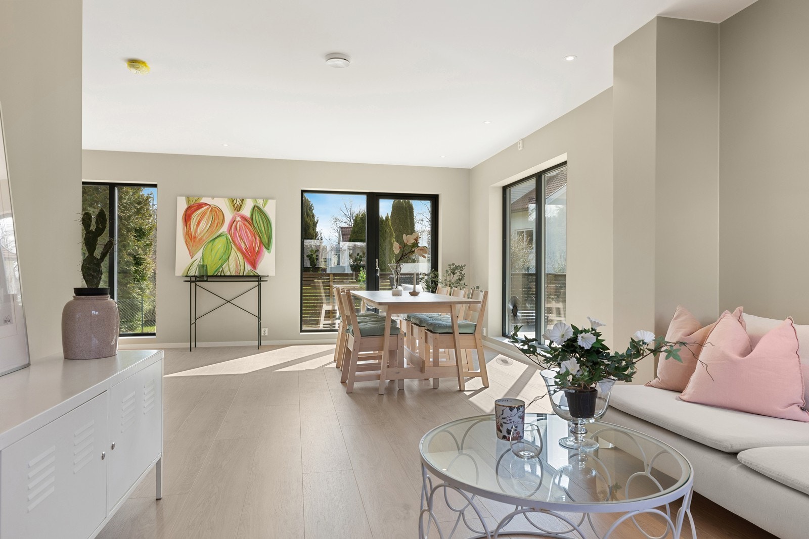 Det er LED spotter i himling på stue/kjøkken, bad og entré Galleribilde