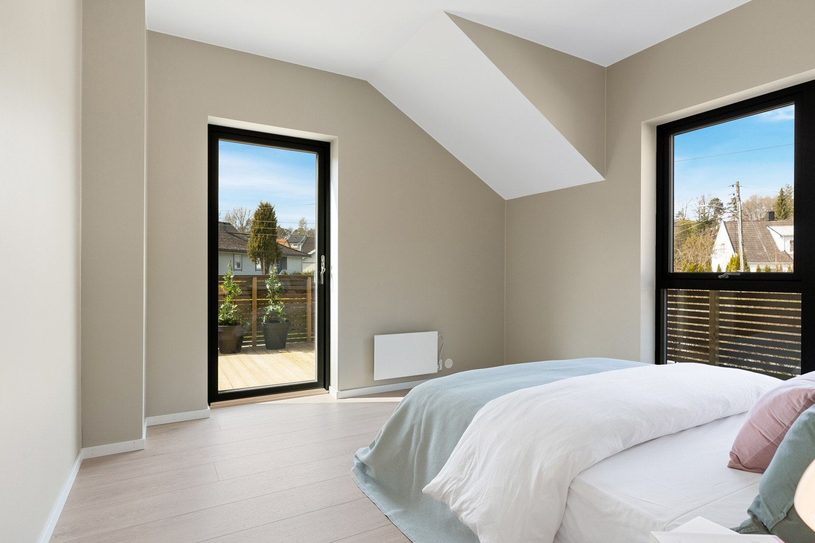 Fra rommet er det utgang til altan Galleribilde