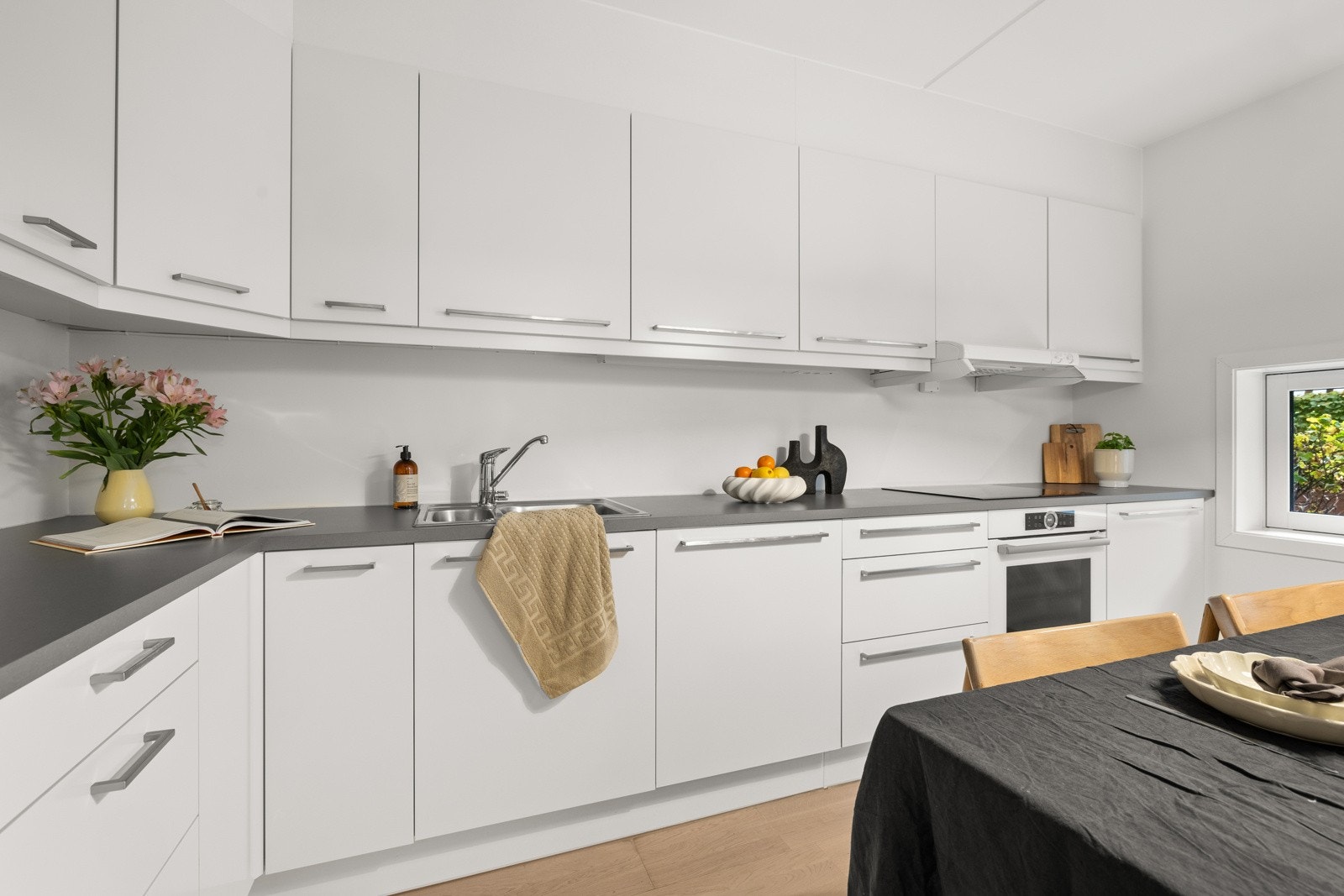 Integrert oppvaskmaskin, kjøle- og fryseskap, stekeovn og induksjonstopp. Det er montert komfyrvakt. Galleribilde