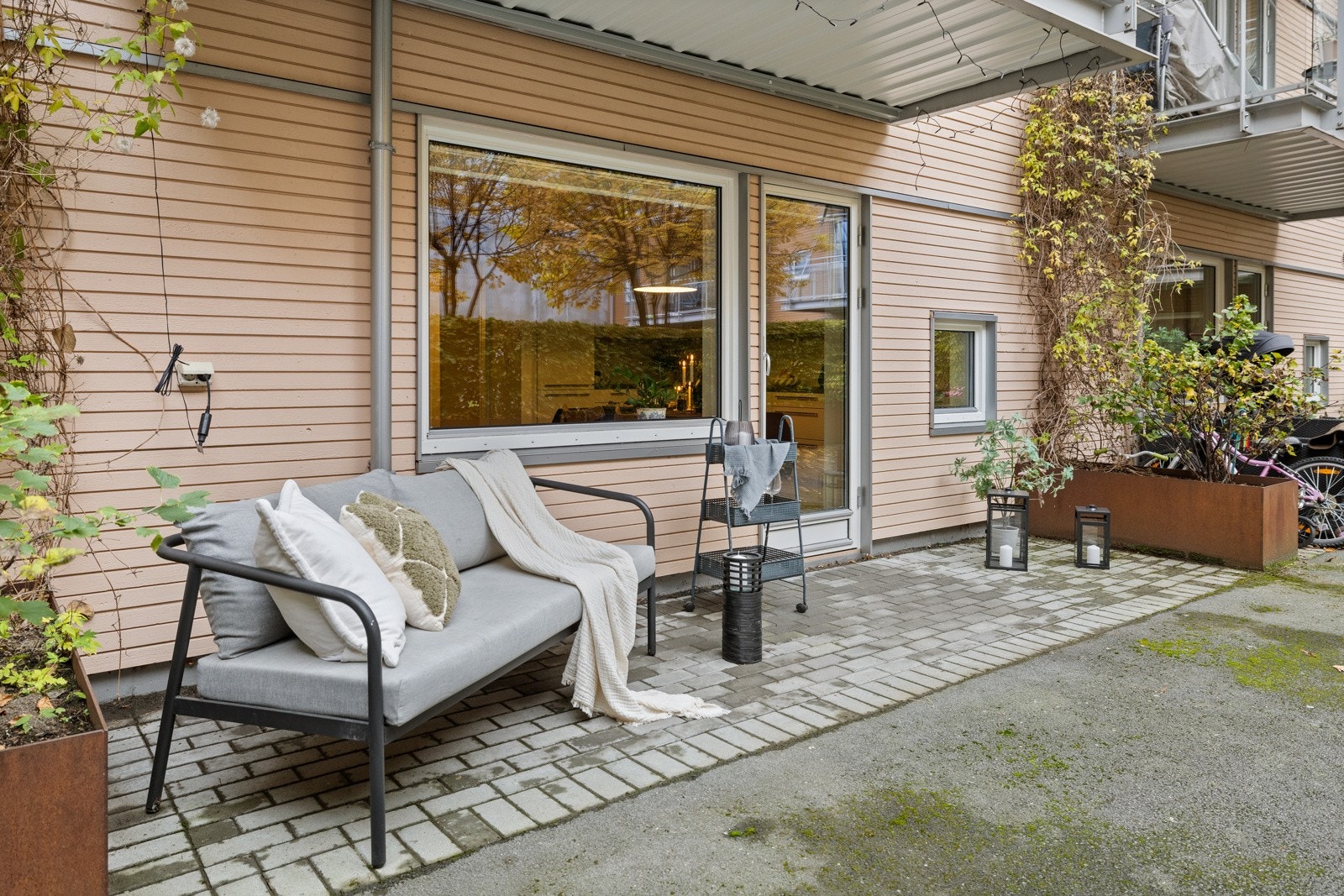 Stue med utgang til en koselig, sydvendt uteplass/markterrasse. Galleribilde