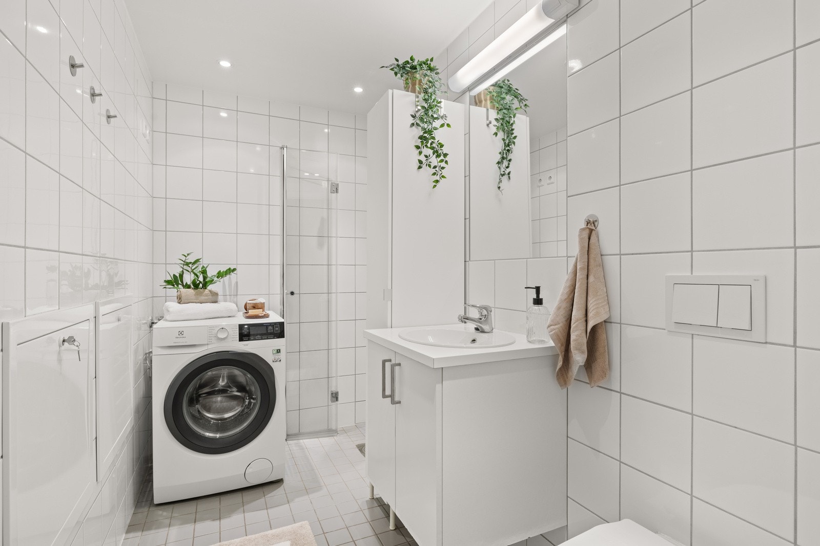 Delikat, flislagt baderom av god størrelse. Galleribilde