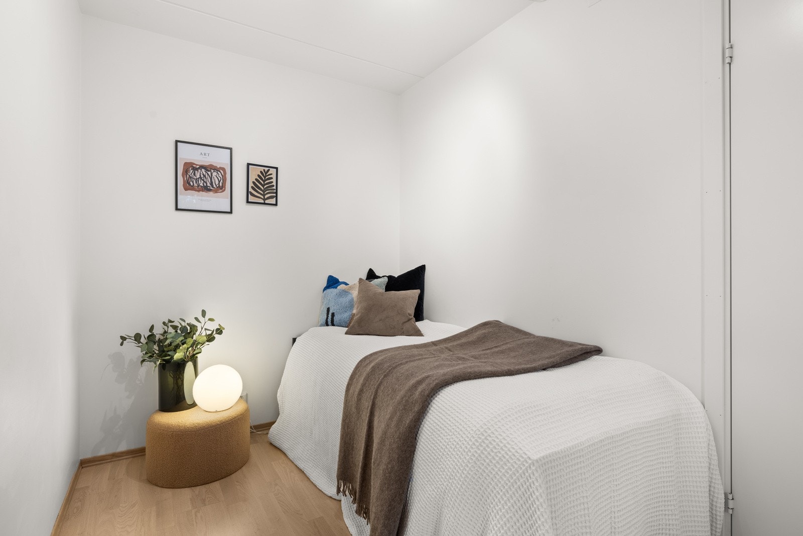 Soverom nr. 2 har også plass til en dobbeltseng, og fungerer ypperlig som barnerom, gjesterom eller kontor. Galleribilde