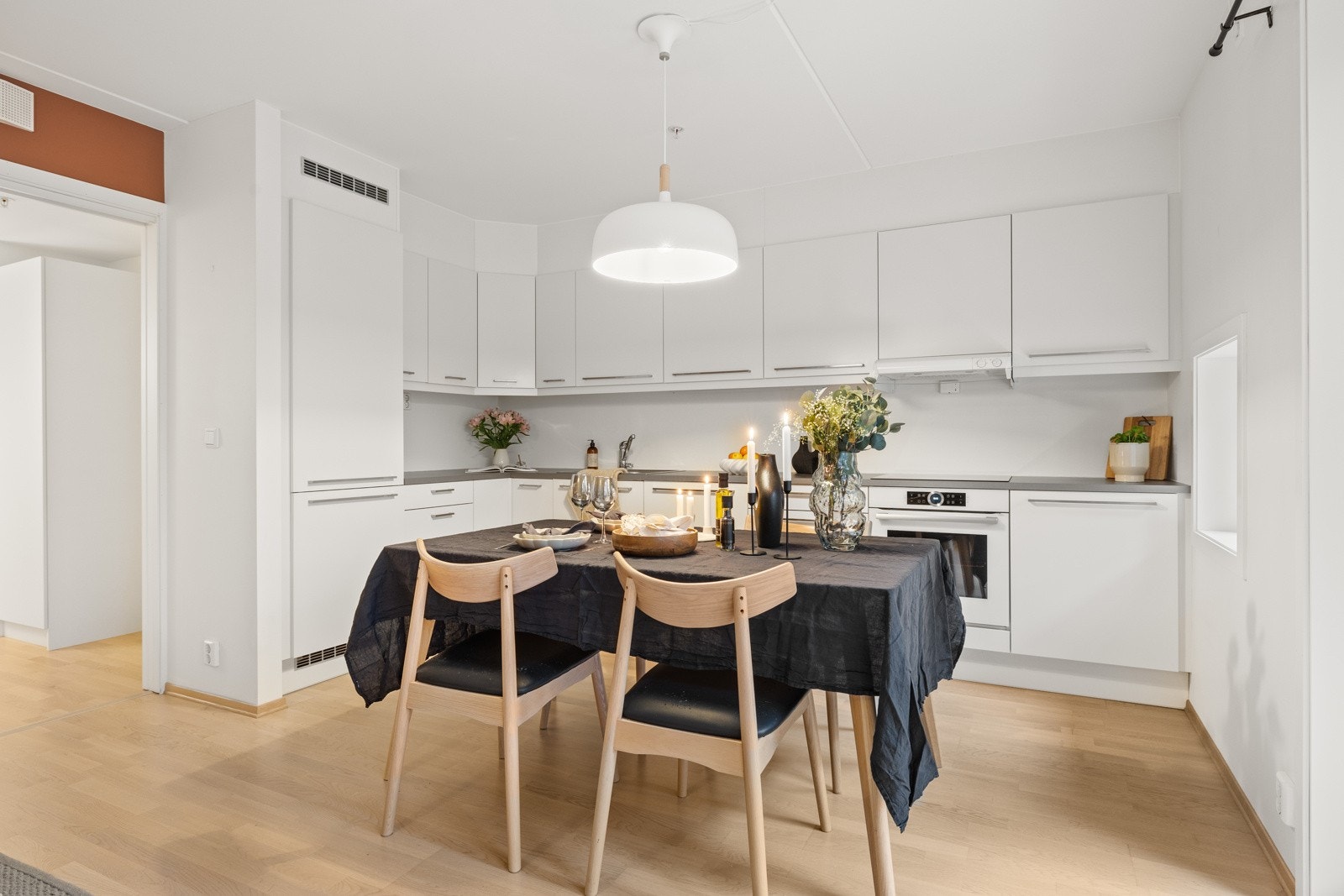 Gulv med eikeparkett. Galleribilde