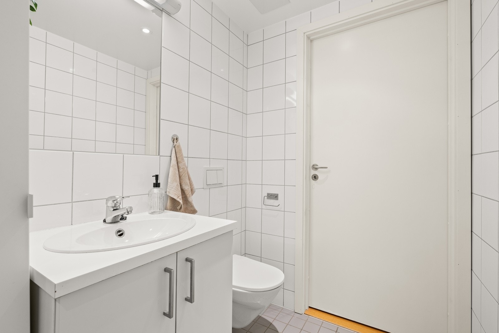 Det er opplegg for vaskemaskin, samt varme i gulvet. Galleribilde