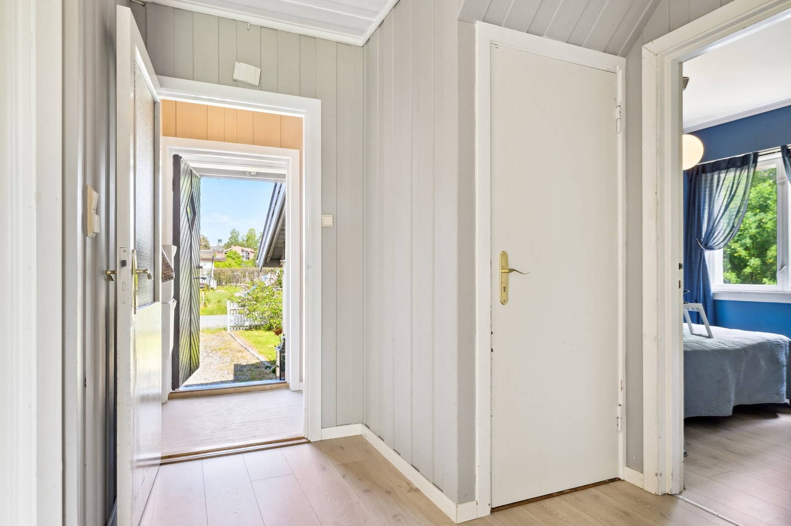 Lys og trivelig gang med adkomst til kjeller, soverom og baderom. Dørkarmer er malt i en mørk farge etter etter at bildet ble tatt. Galleribilde