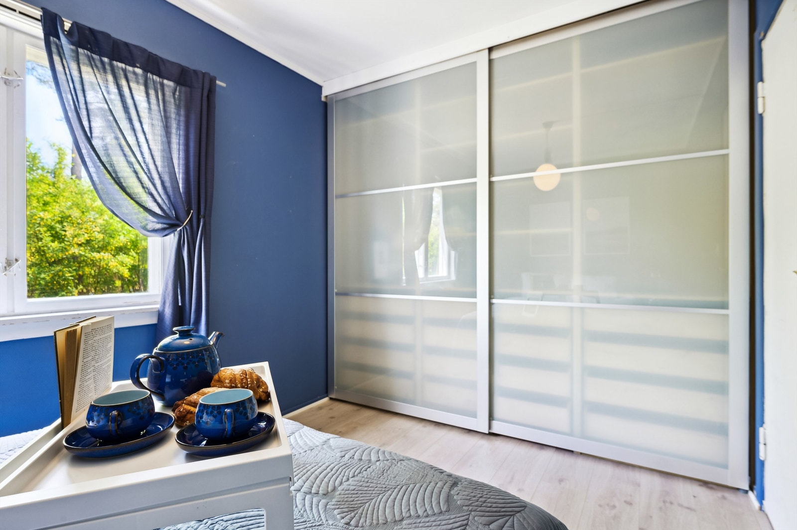 Soverommet har en romslig skyvedørsgarderobe. Galleribilde