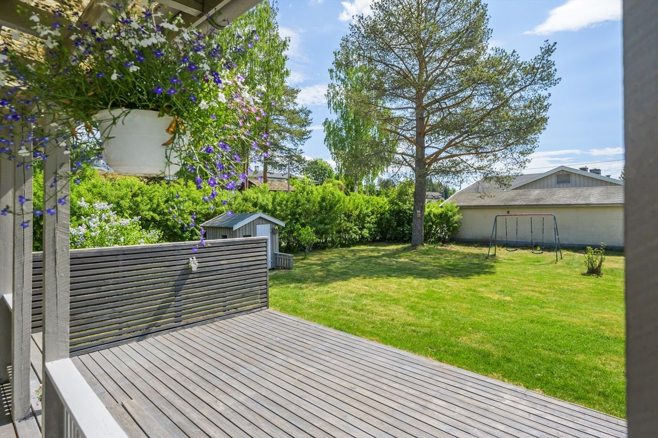 Eiendommen er skjermet med beplantning og gjerde. Galleribilde