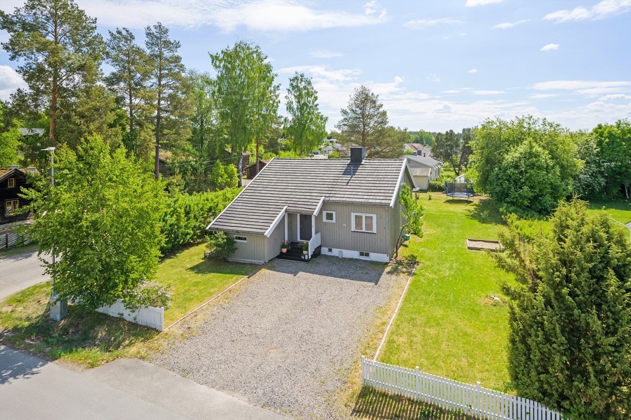 Sentrumsnær og trivelig enebolig på skjermet og fin tomt - Velkommen til Solvegen 27! Galleribilde