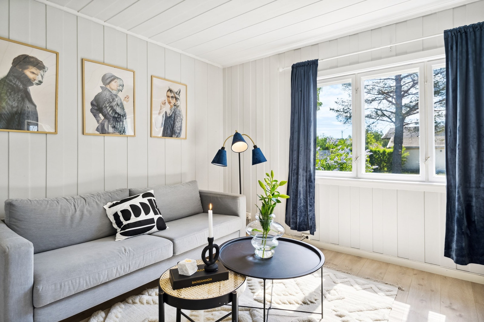 I stuen har du et flott utsyn mot hagen og godt med dagslys inn. Galleribilde