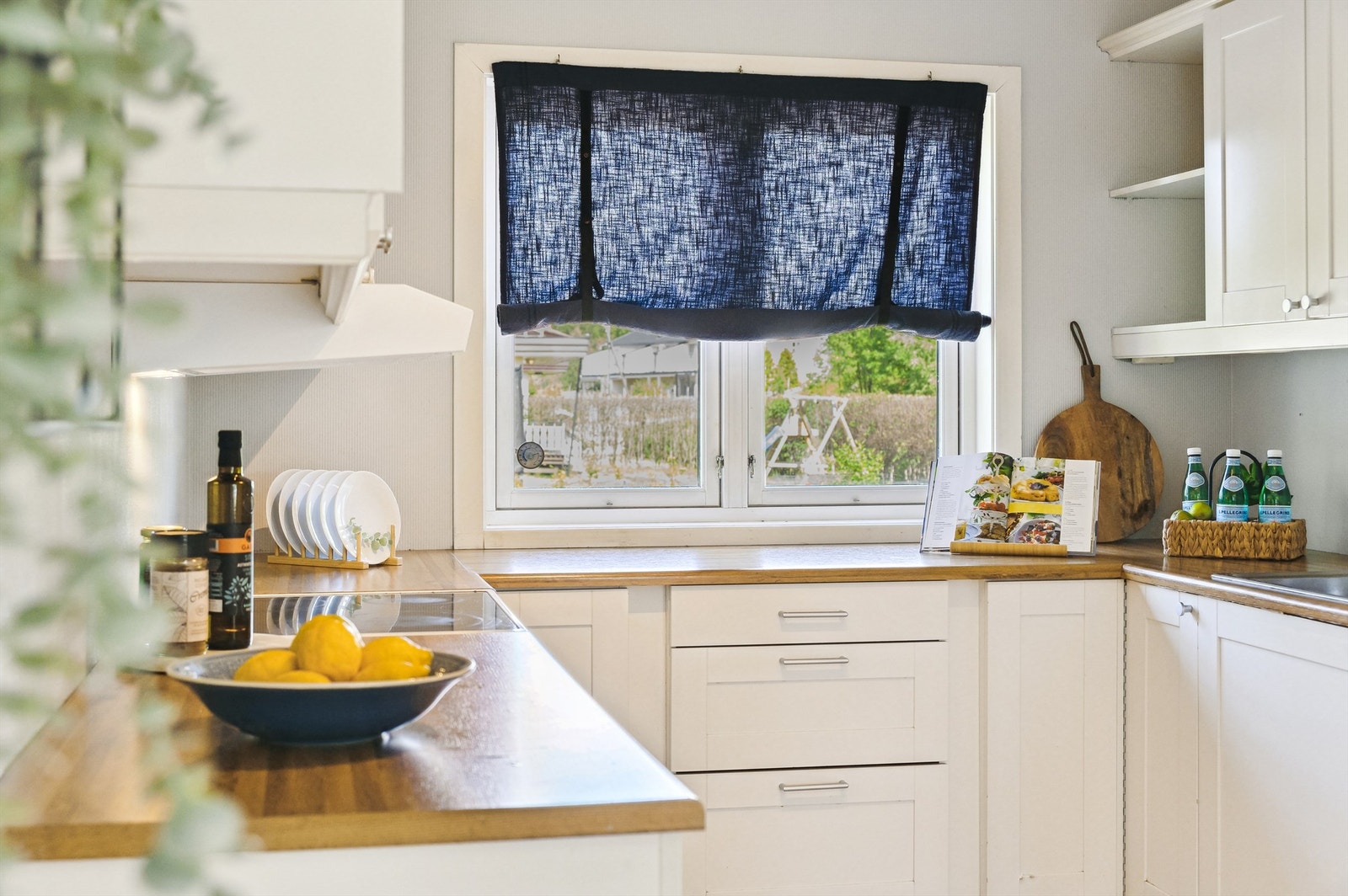 Kjøkkenet har godt med skap og benkeplass. Galleribilde