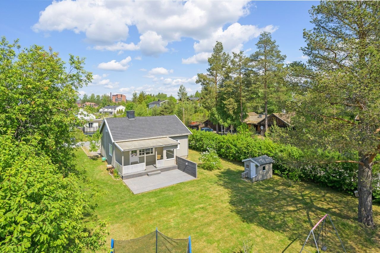 Boligen ligger i et ettertraktet og rolig boligområde, kun ca. 700 meter sør for Elverum sentrum. Fra boligen er det gangavstand til flotte turmuligheter langs Glomma, friarealer, skoler, barnehager, Elverum sentrum med kjøpesentre og alle by-fasiliteter. Galleribilde