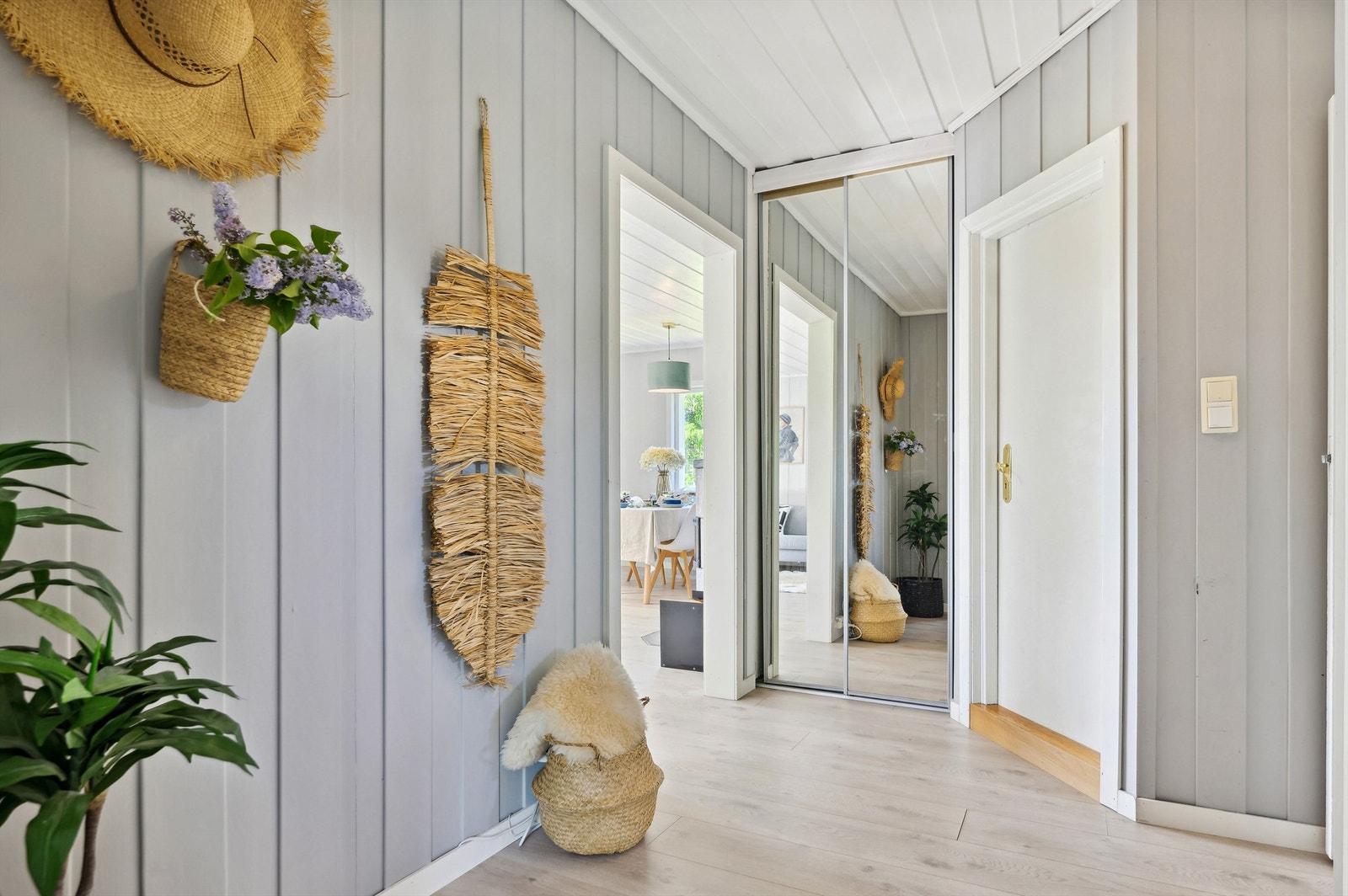 Skyvedørsgarderobe i gangen med god plass til yttertøy. Galleribilde