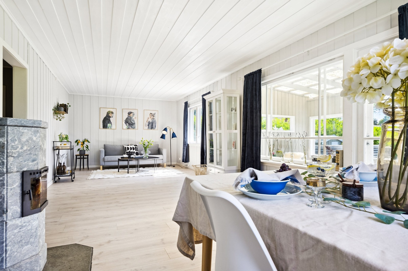 Åpen og fin stue- kjøkkenløsning som er perfekt for sosiale sammenkomster. Galleribilde