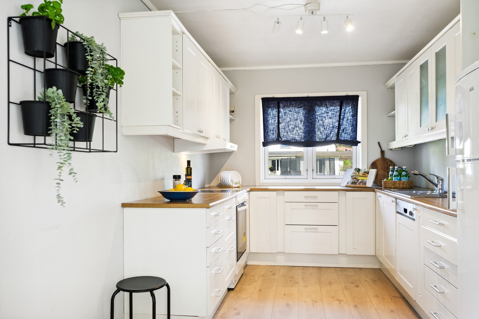 Boligen har et lyst og pent kjøkken med innredning fra 2006. Innredninger med malte fronter, laminerte skrog og laminerte benkeplater. Oppvaskkum i metall og integrert oppvaskmaskin. Enkelte overskap med glassfronter. Galleribilde