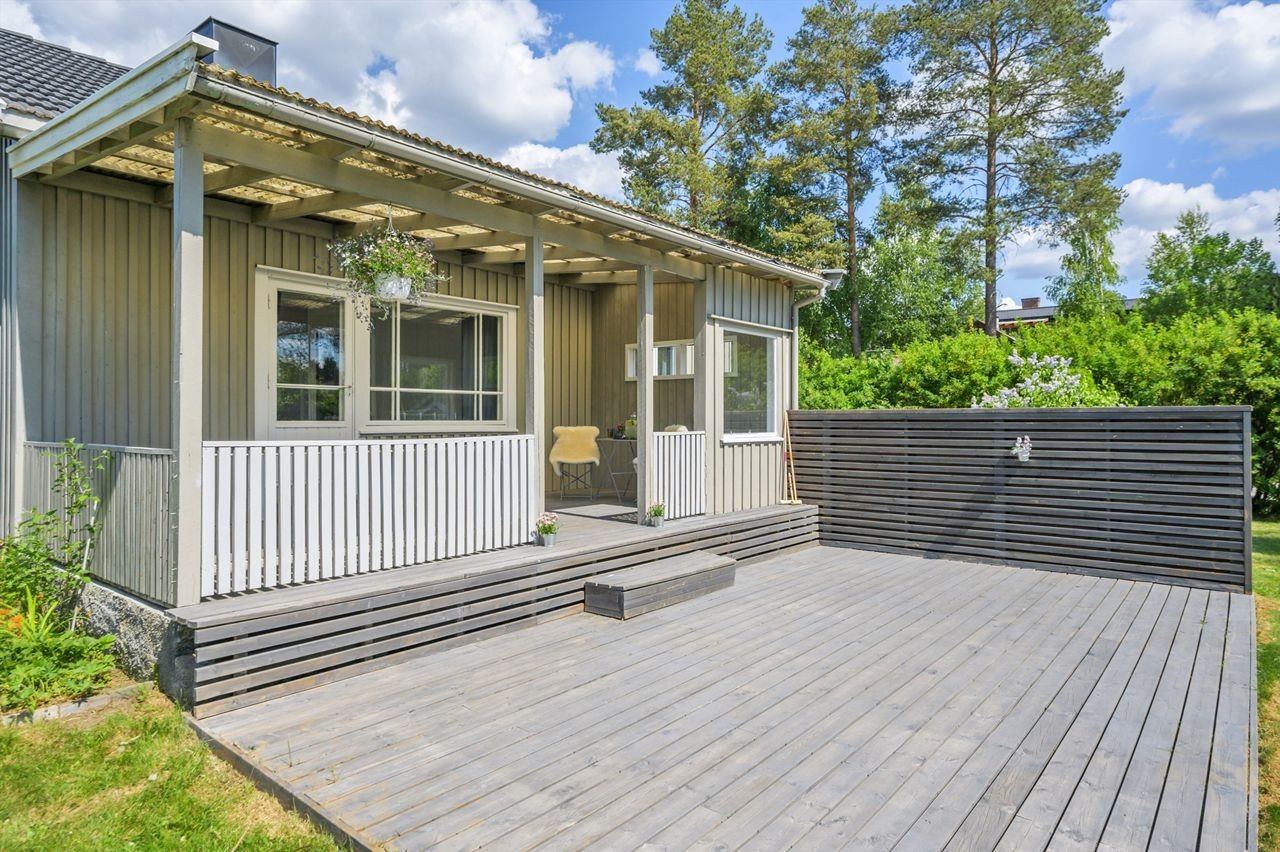 Et romslig og pent terrasseområde med mange bruksmuligheter. Galleribilde