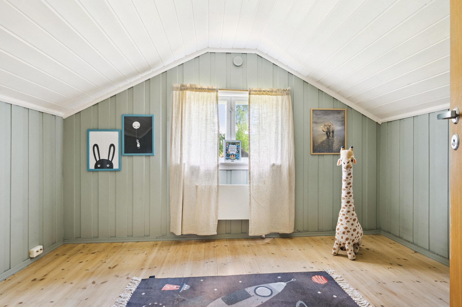 Soverom 3 - Det fremkommer ikke av byggetegningene hva loftplanet er godkjent som. Loftet er i dag innredet med en gang og 2 soverom uten at nødvendig godkjennelse er gitt av kommunen. Galleribilde