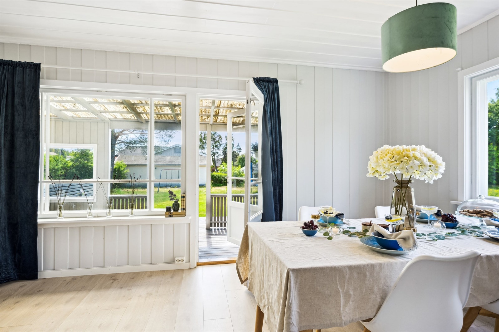 Fra spisestuen er det utgang til sørvendt og overbygd terrasse, med tilhørende markterrasse et nivå ned. Galleribilde