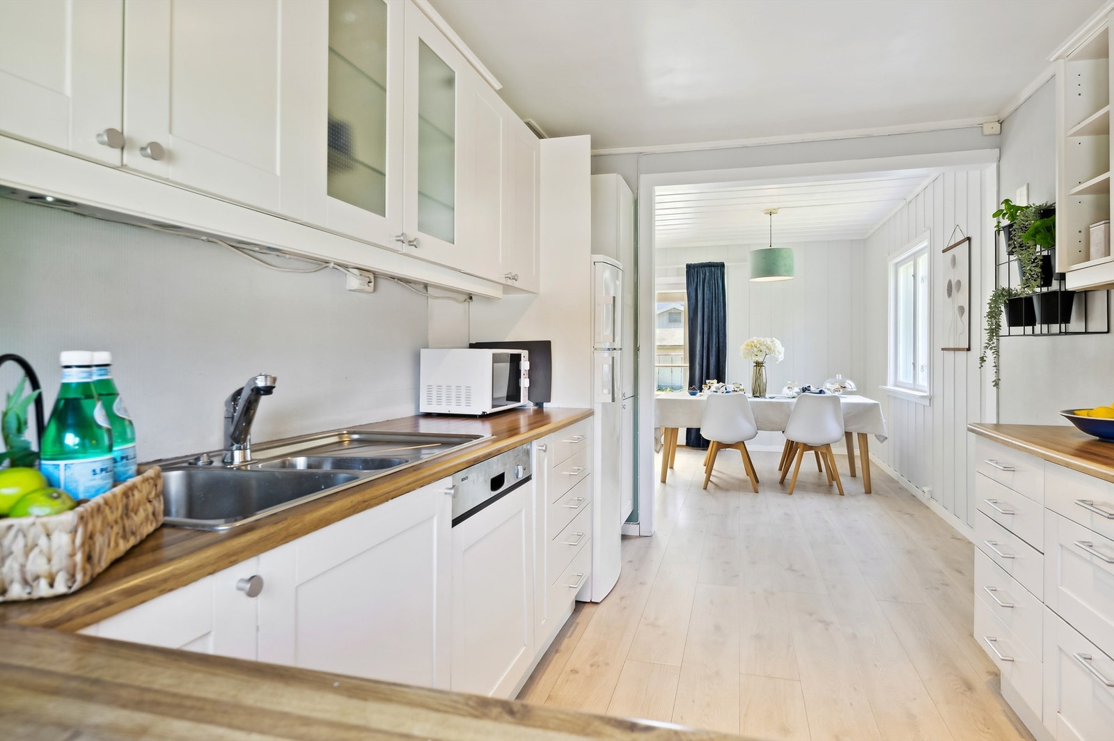 Spisestuen er praktisk plassert som en fin forlengelse av kjøkkenet. Galleribilde