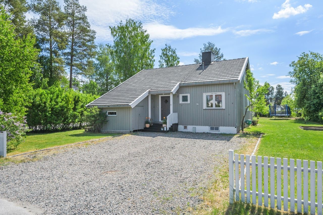 På framsiden av boligen er det gruset gårdsplass med flere biloppstillingsplasser. Galleribilde