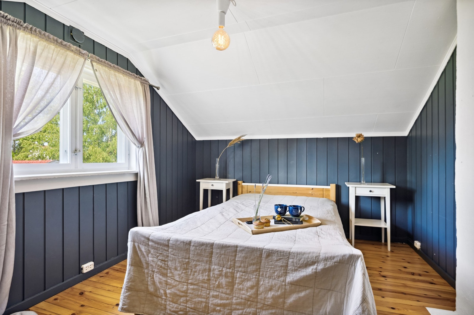 Loftplanet er innredet med 2 soverom uten at godkjennelse er gitt av kommunen. Galleribilde