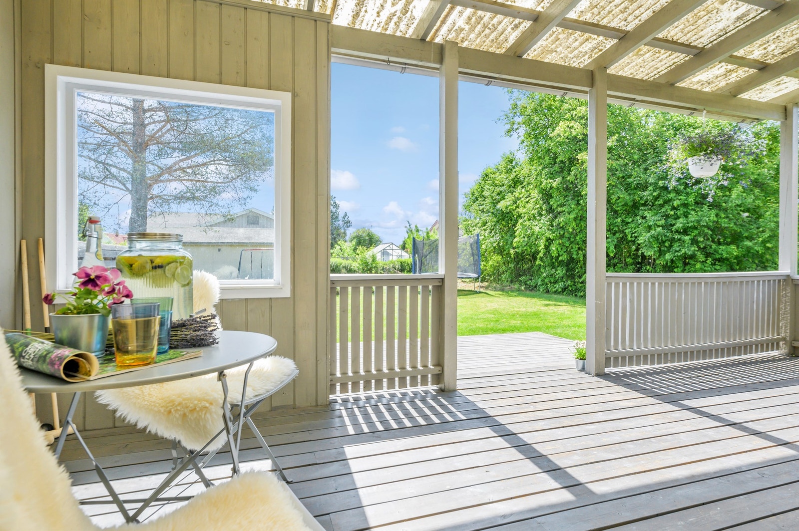 Eiendommen har et flott hage- og terrasseområde vendt mot sør, samt en fin og lettstelt tomt som er pent opparbeidet med plen. Galleribilde