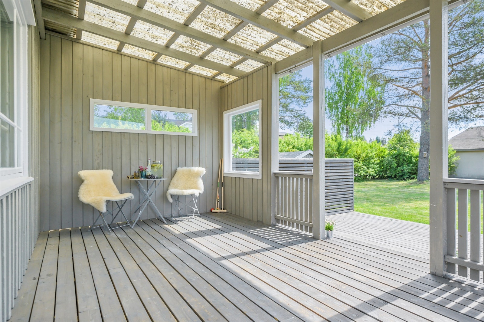 Med en overbygd del av terrassen, kan man trekke under tak for å nyte de sene sommerkveldene. Galleribilde