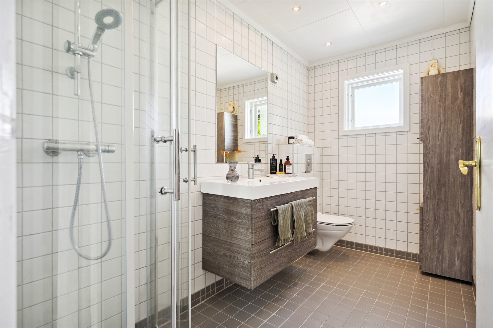 Romslig flislagt bad med gulvvarme. Galleribilde