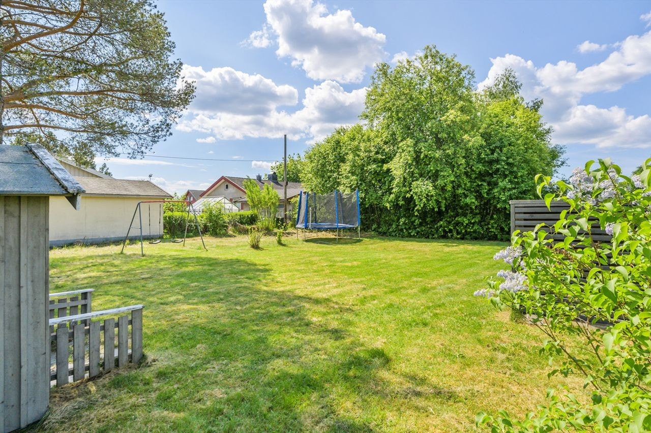 Flat og barnevennlig tomt med god boltreplass for liten og stor. Galleribilde