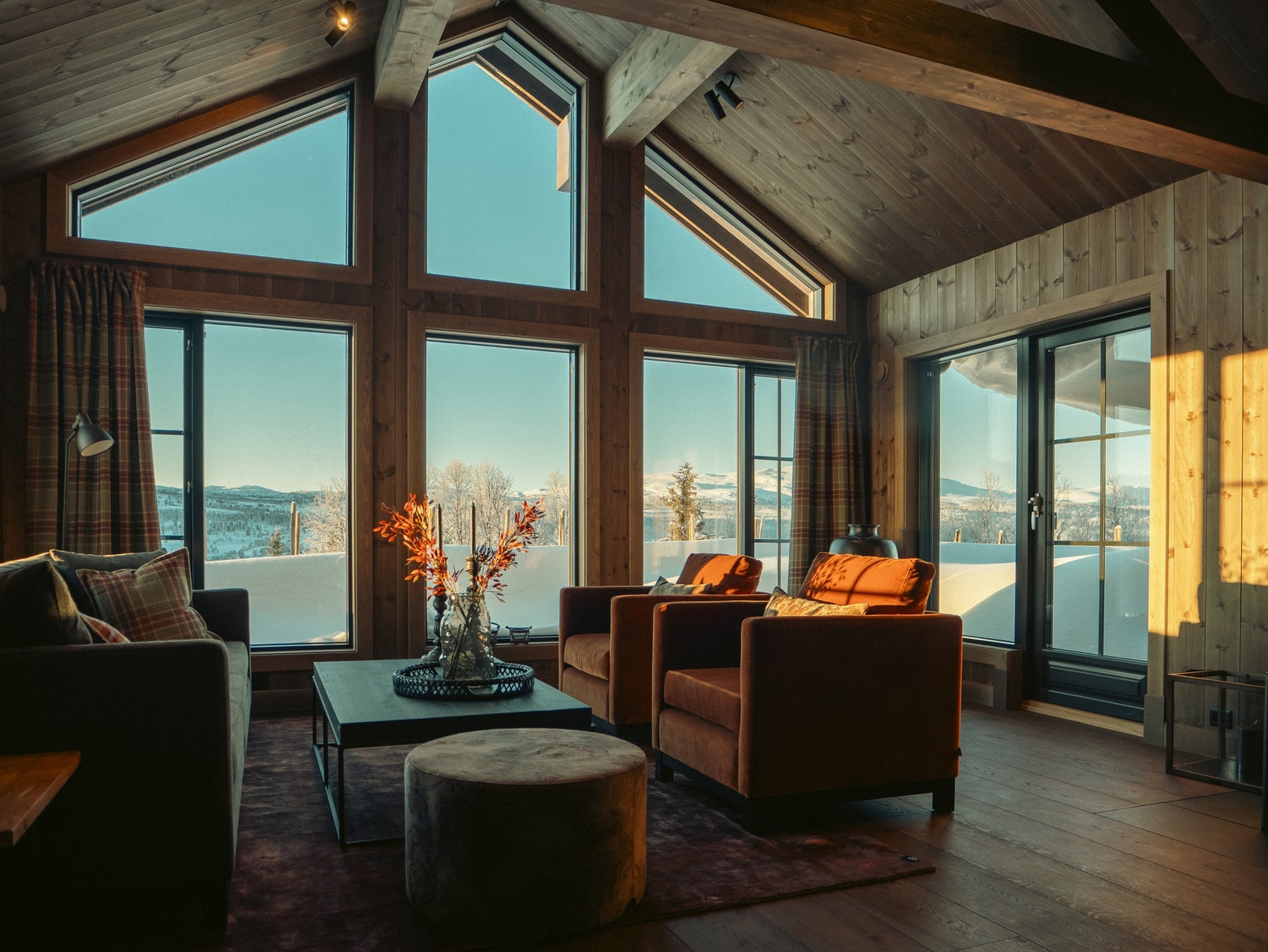 Kraftige materialer fra tak til gulv med store vinduer mot vest! Galleribilde