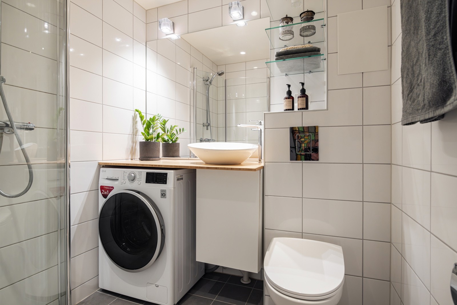 Lekkert og tidløst bad fra 2017. Badet ble oppusset i regi av borettslaget. Galleribilde