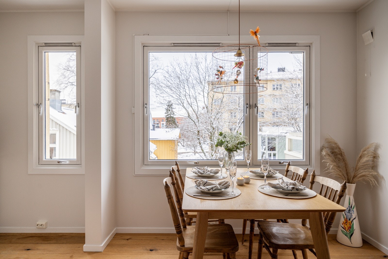 Fra stuen og spisestuen har man hyggelig utsyn mot næromgivelsene. Galleribilde