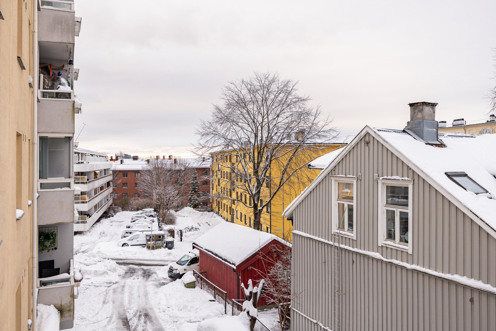Hyggelig utsyn mot rolig sidegate fra soverom. Galleribilde