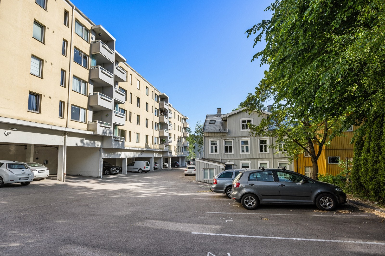 I bakgården har borettslaget parkeringsplasser både med og under tak. Noen av plassene har også elbil-lader. Galleribilde