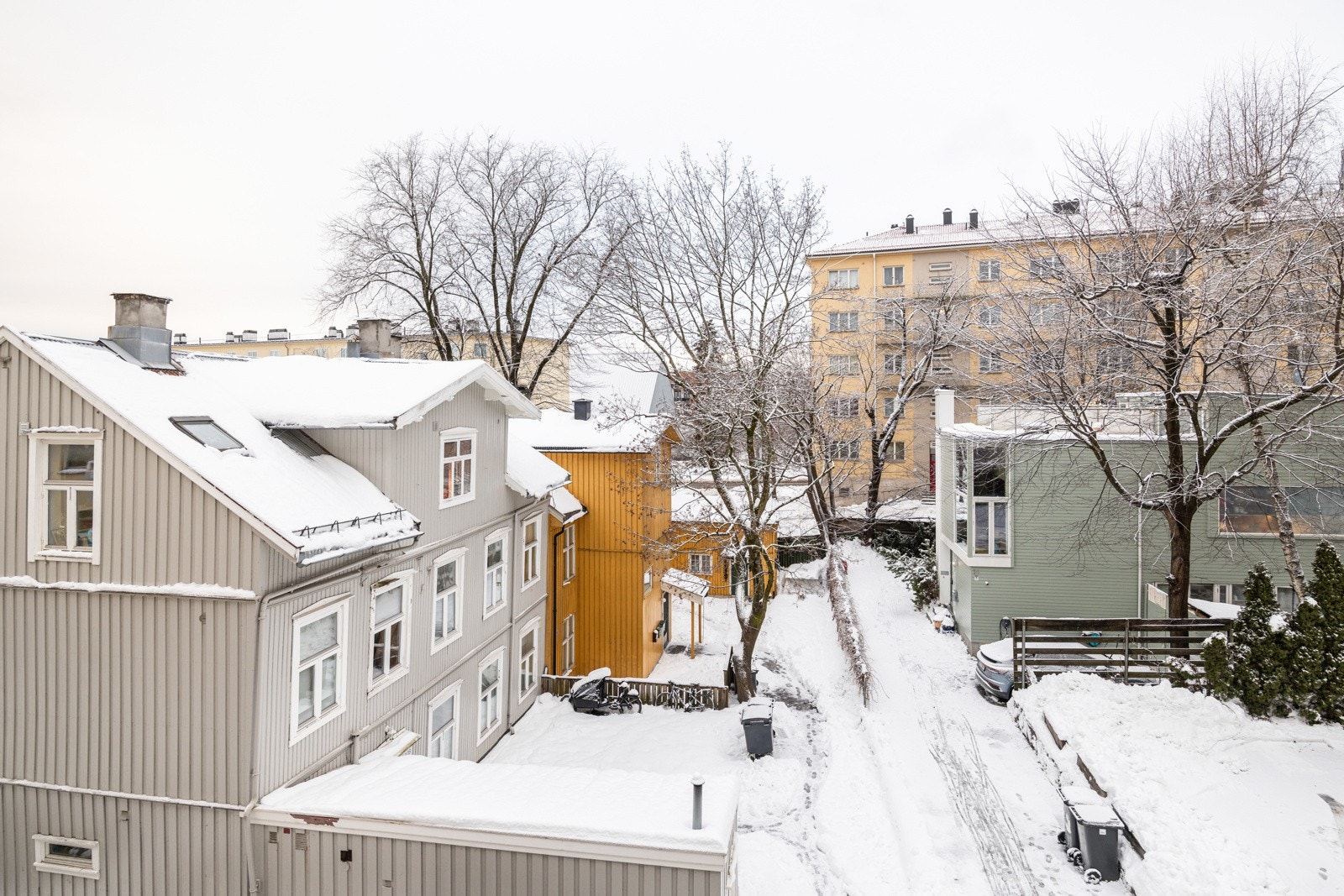 Utsikt fra balkongen. På sommerstid er det et grønt og hyggelig utsyn fra balkongen. Galleribilde