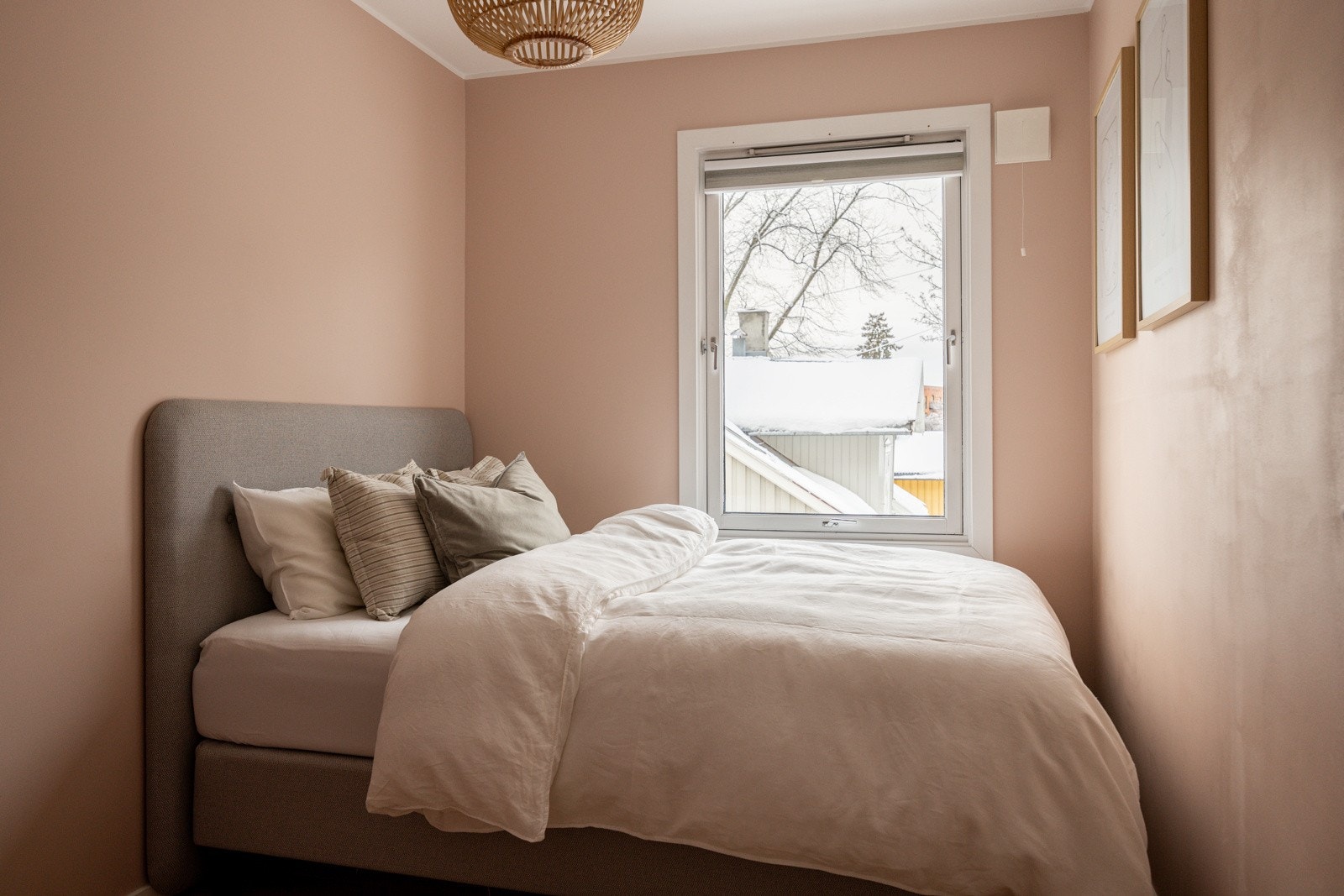 Leilighetens soverom er også av fin størrelse med plass til dobbeltseng og garderobe. Galleribilde