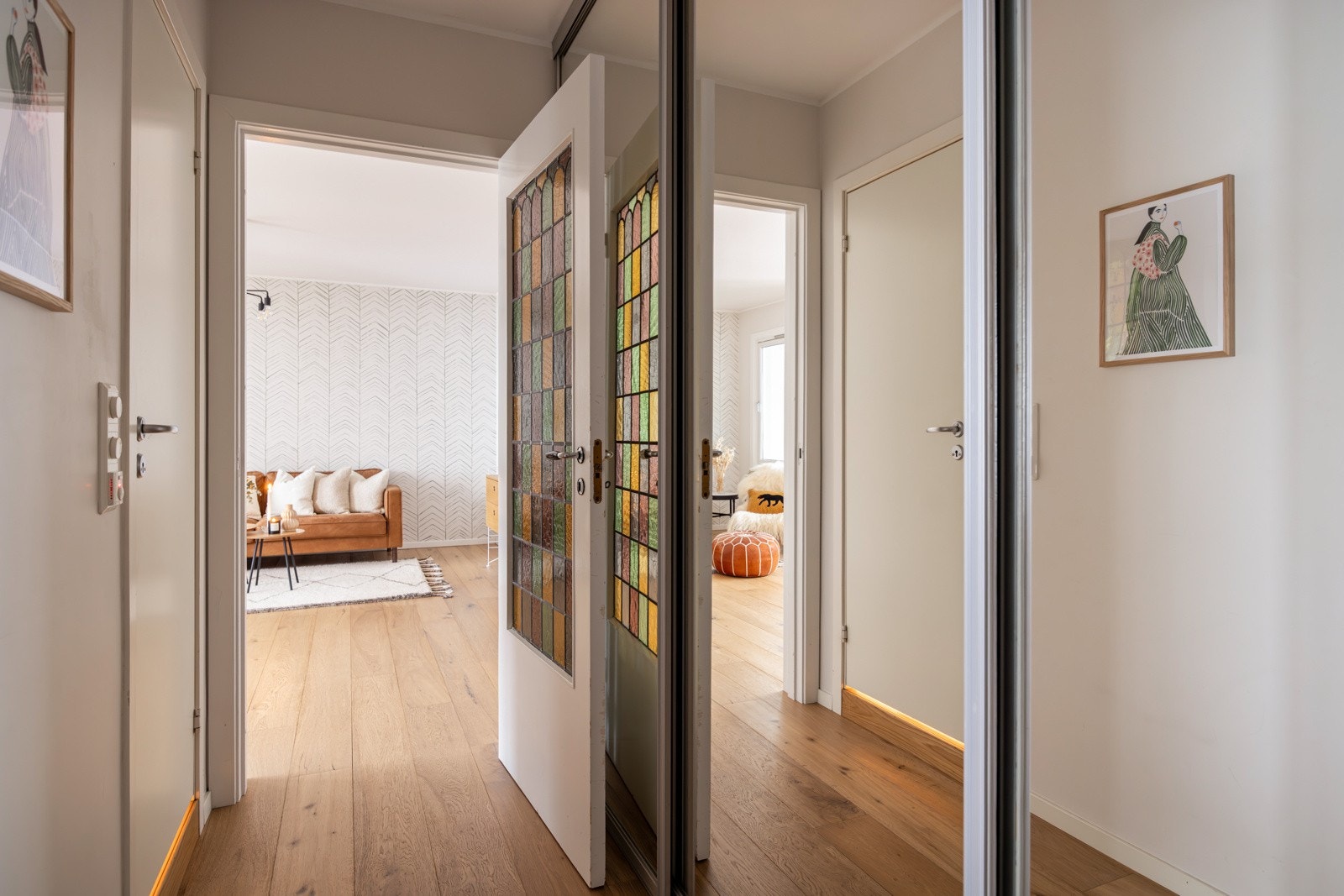 Fra leilighetens gang har man videre adkomst til leilighetens bad og soverom. Galleribilde