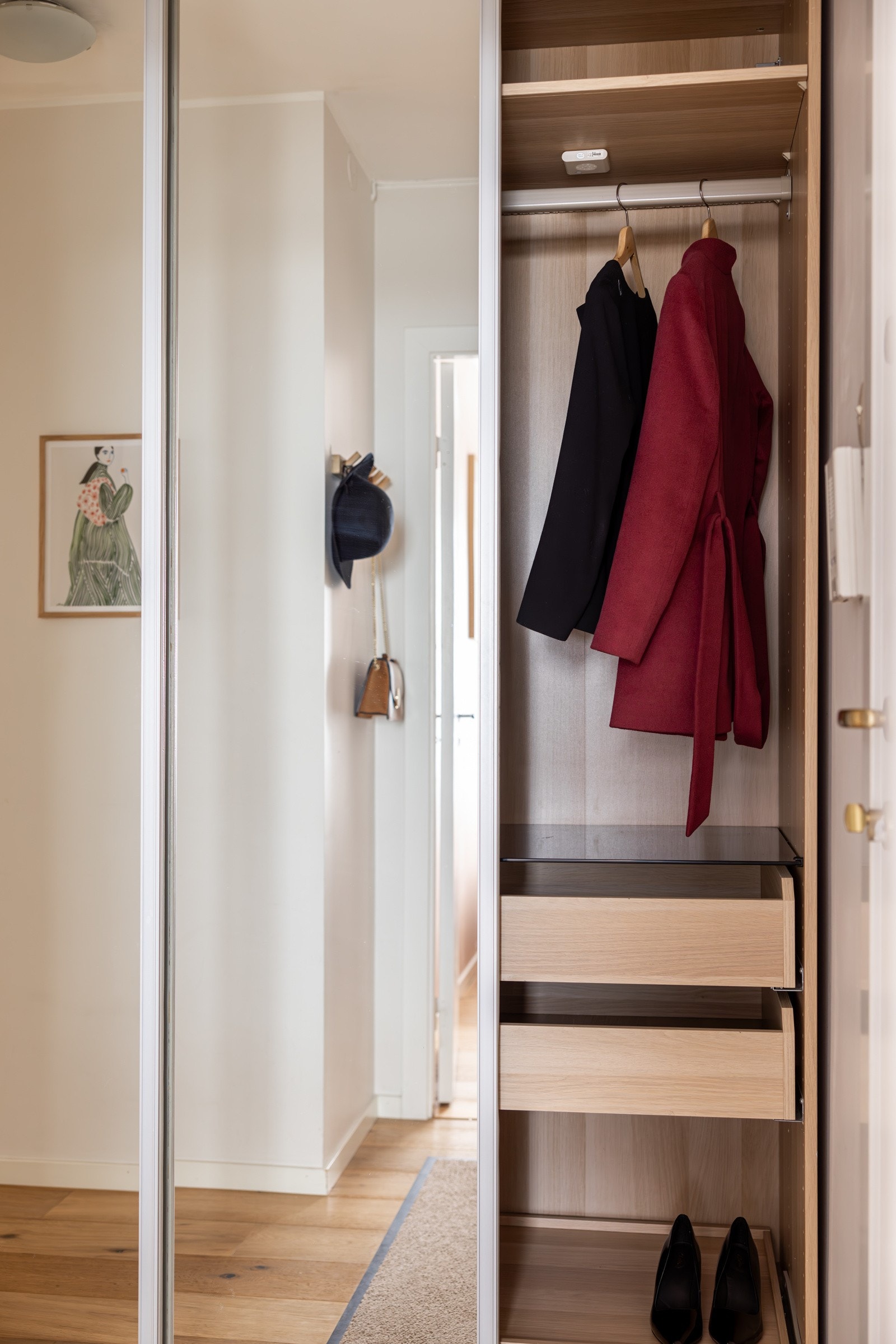 I gangen er det satt inn en fin, plassbyggets skyvedørsgarderobe med innredning. Denne medfølger i salget. Galleribilde