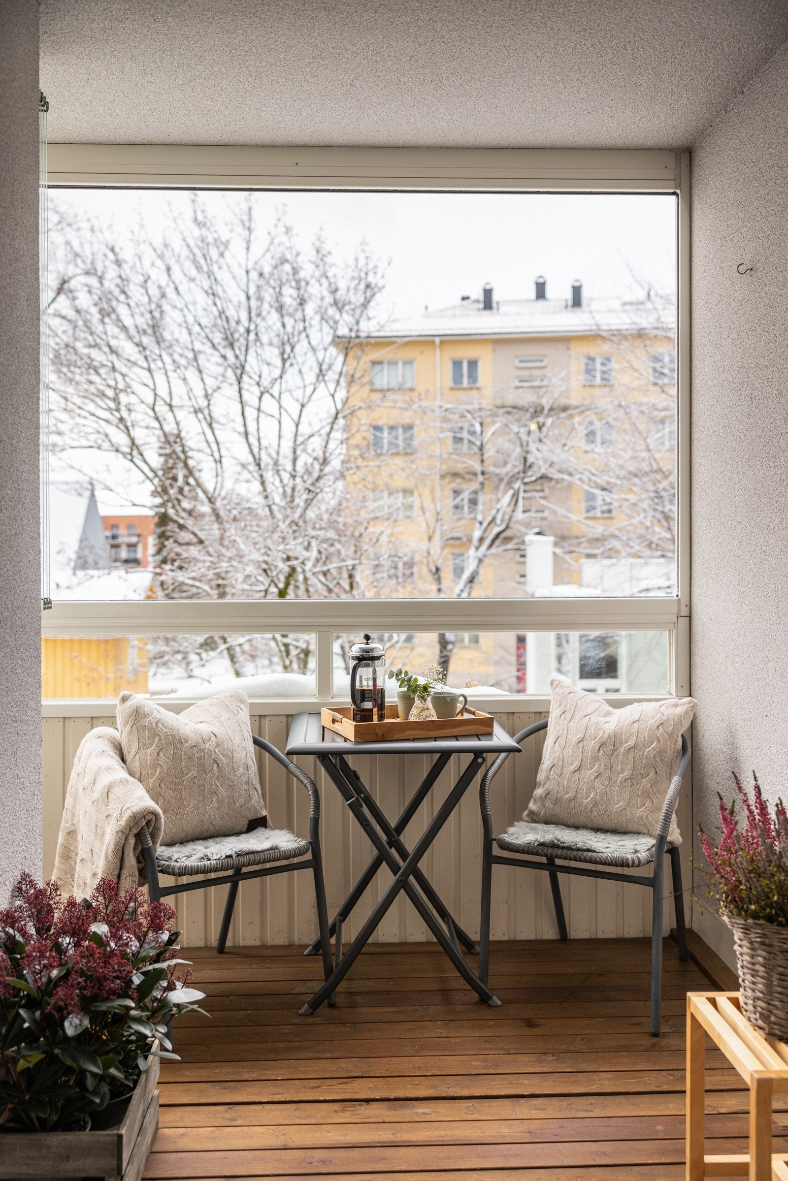 Leiligheten har en romslig, innglasset balkong på ca. 6 kvm. Balkongen ligger i vestvendt retning og selger opplyser om gode solforhold på balkongen mellom ca. 14-19:30 på sommerstid. Galleribilde