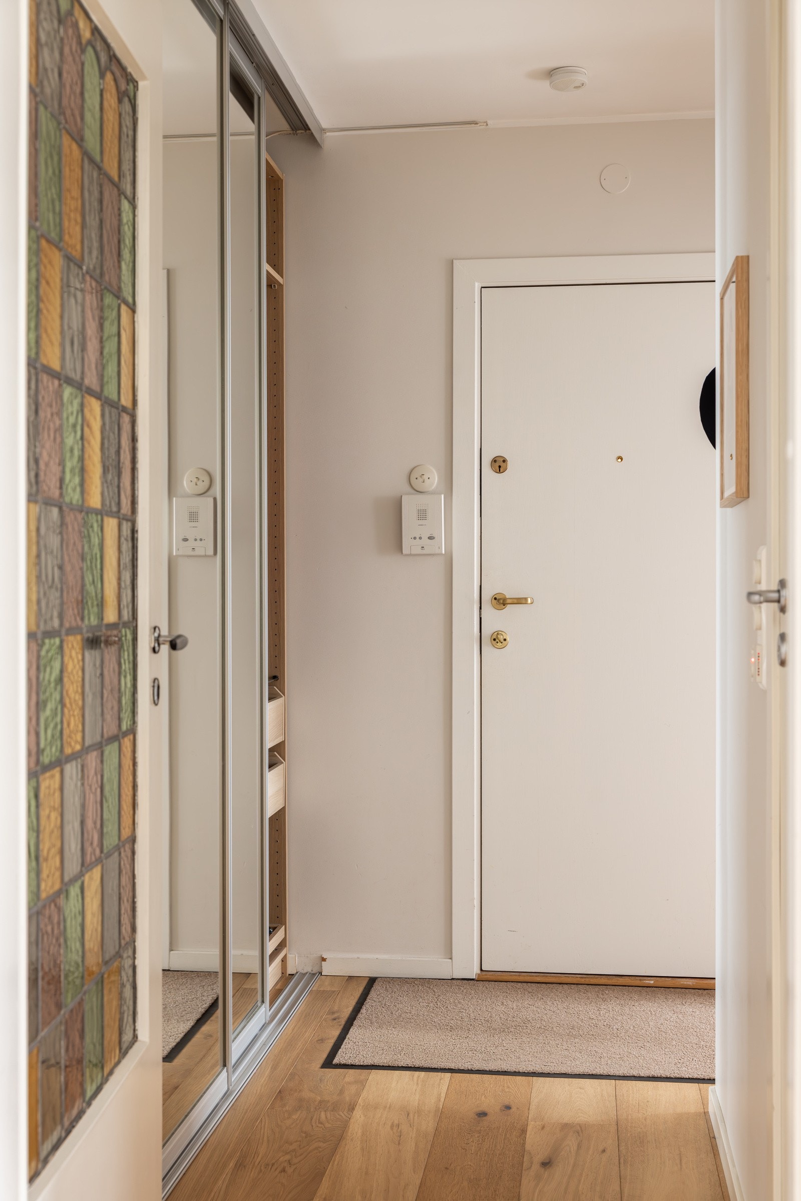 Boligens inngangsdør er brannklassifisert og det er callinganlegg med portåpner. Galleribilde