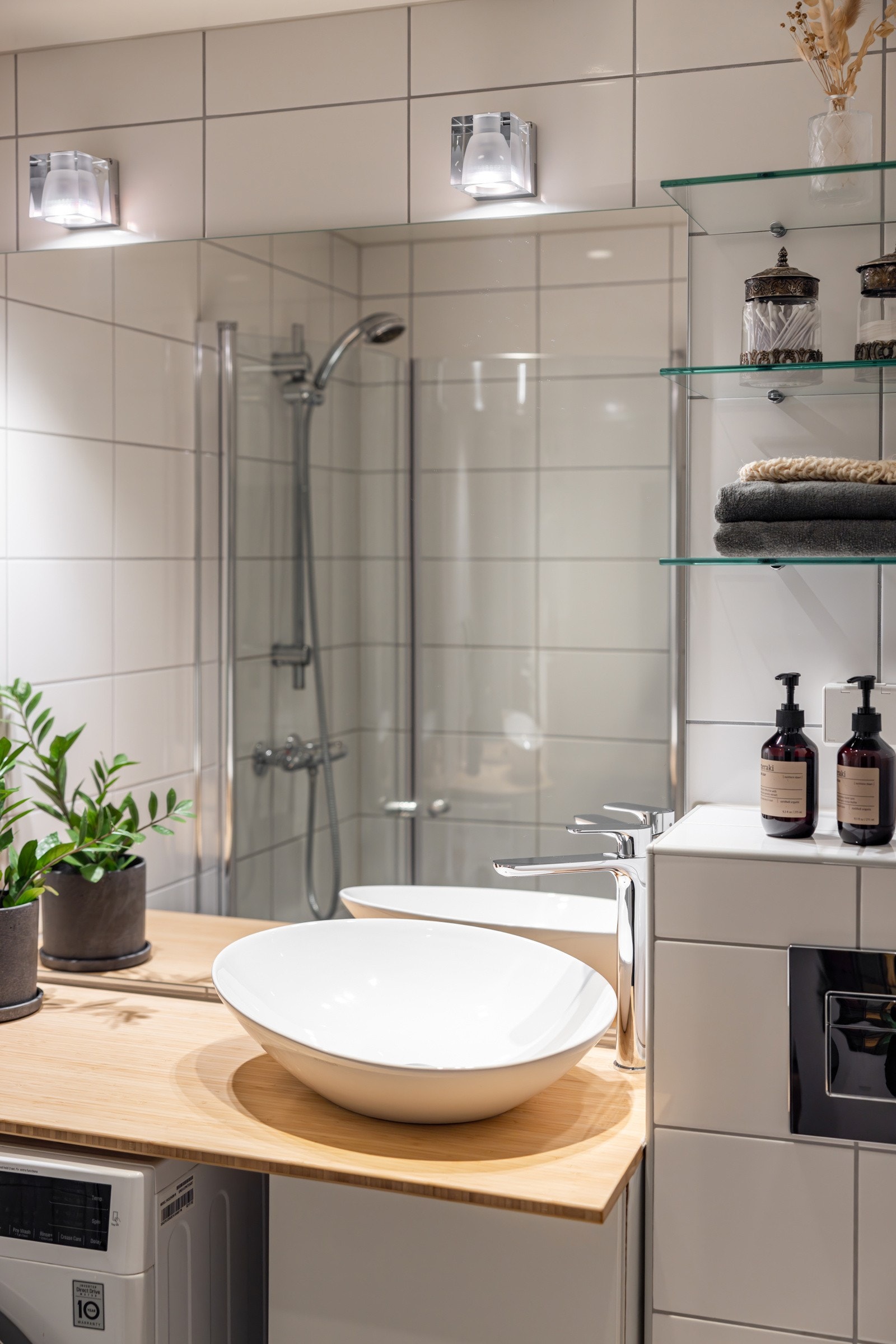 Badet har ellers opplegg for vaskemaskin, vegghengt toalett, dusjnisje og diverse oppbevaringsløsninger. Galleribilde