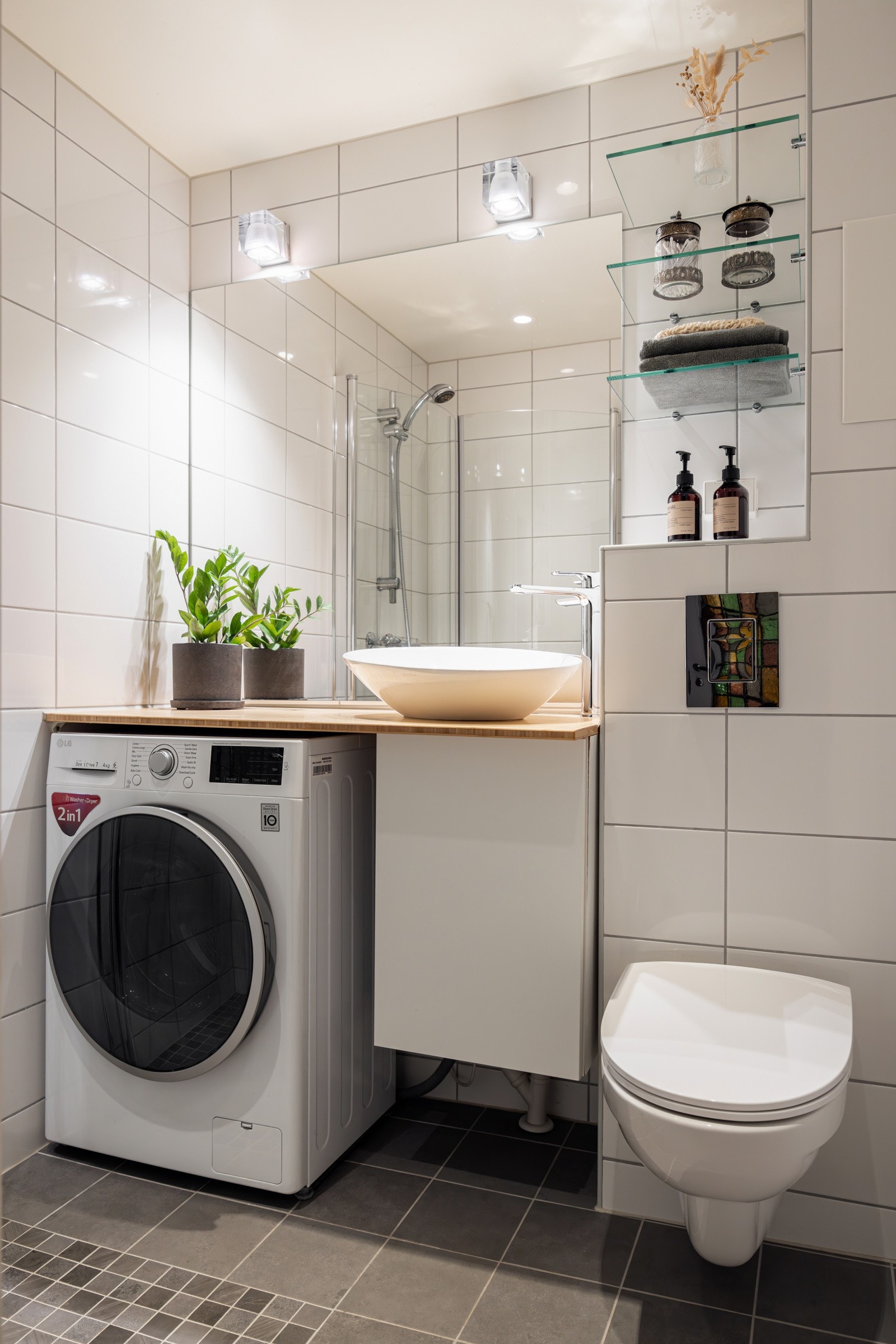 Badet har varme i gulv og downlights i tak. Galleribilde