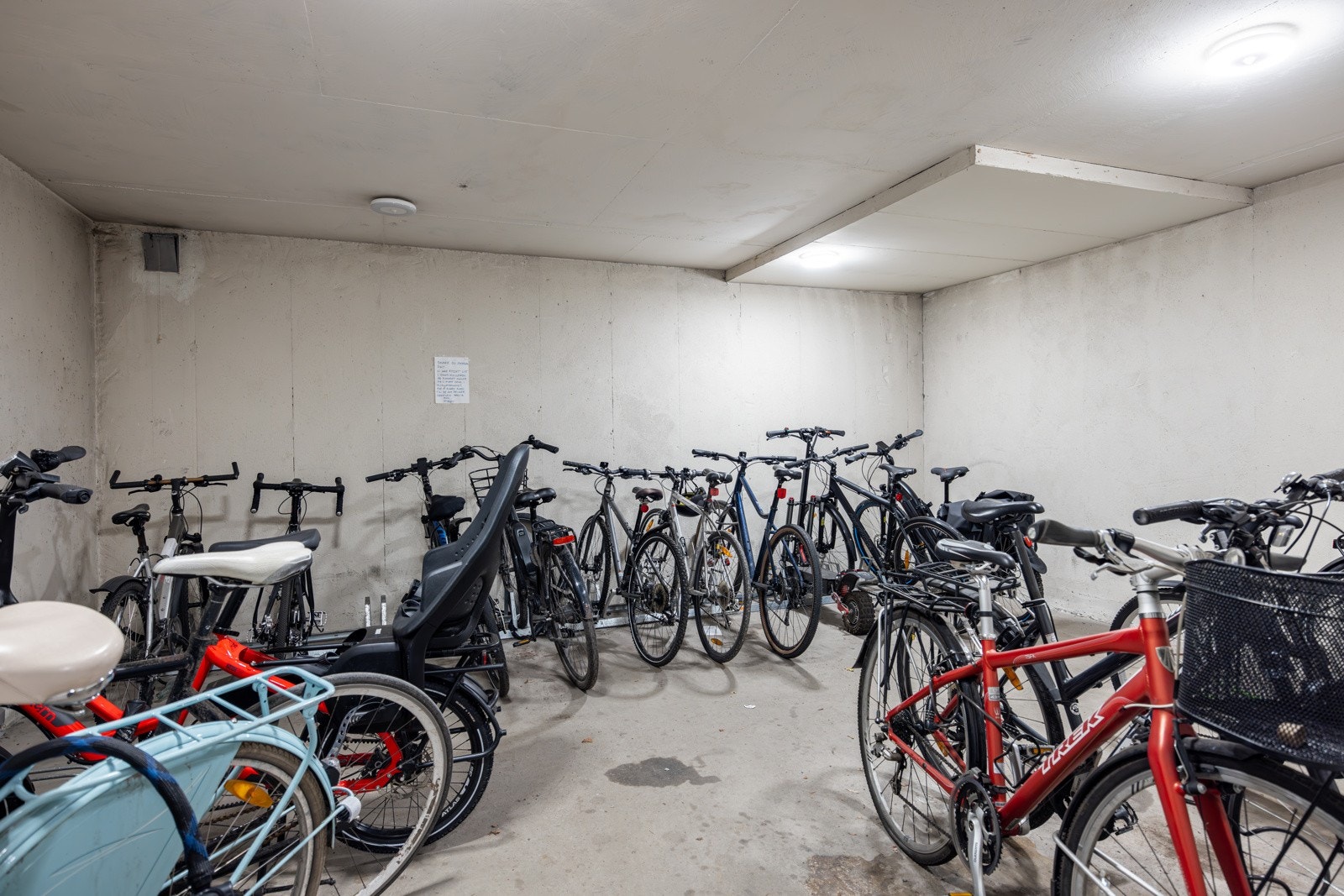 Borettslaget har egen sykkeparkering innendørs. Galleribilde