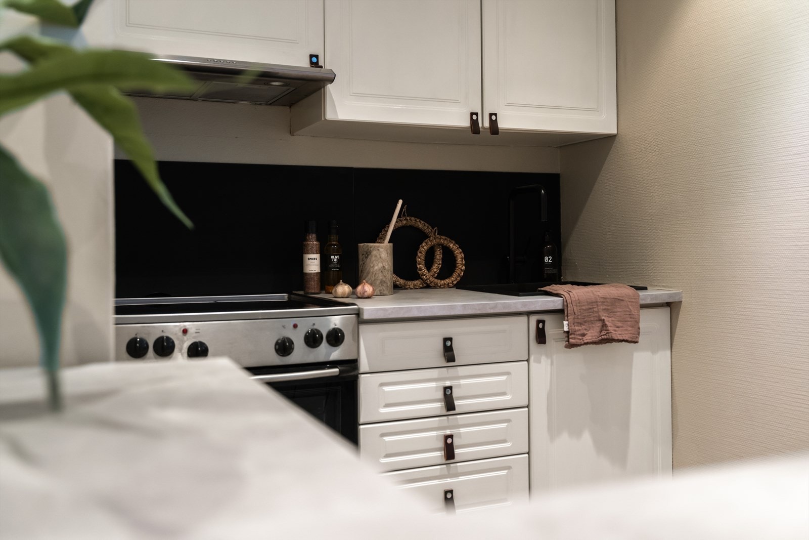 Kjøkkenet er innredet med laminert benkeplate, profilerte fronter, komfyr med kokeplate og opplegg for oppvaskmaskin. Galleribilde