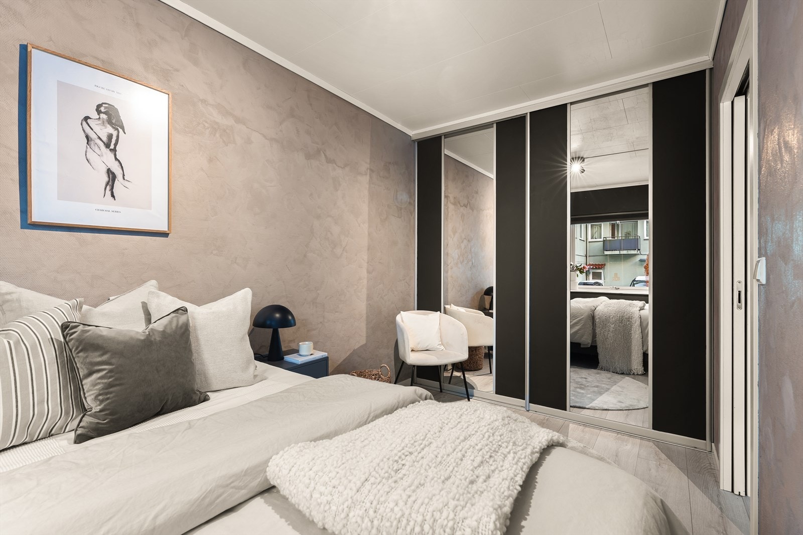 Romslig gulv til tak garderobeskap - Her er det massevis av plass til oppbevaring! Galleribilde