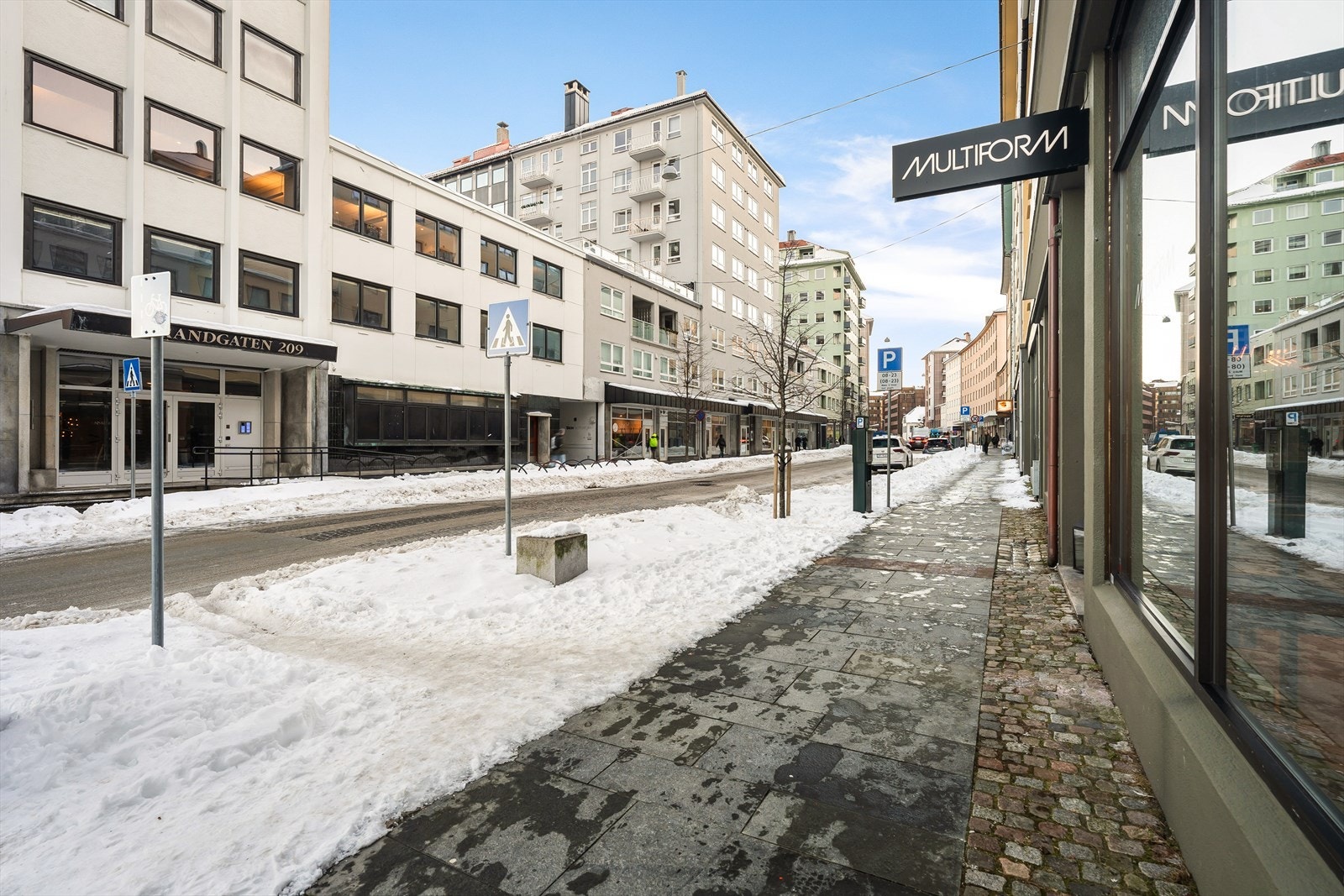 Fra leiligheten har man gangavstand til Bergen sentrum hvor du finner alt man måtte trenge av servicetilbud og fasiliteter. Galleribilde