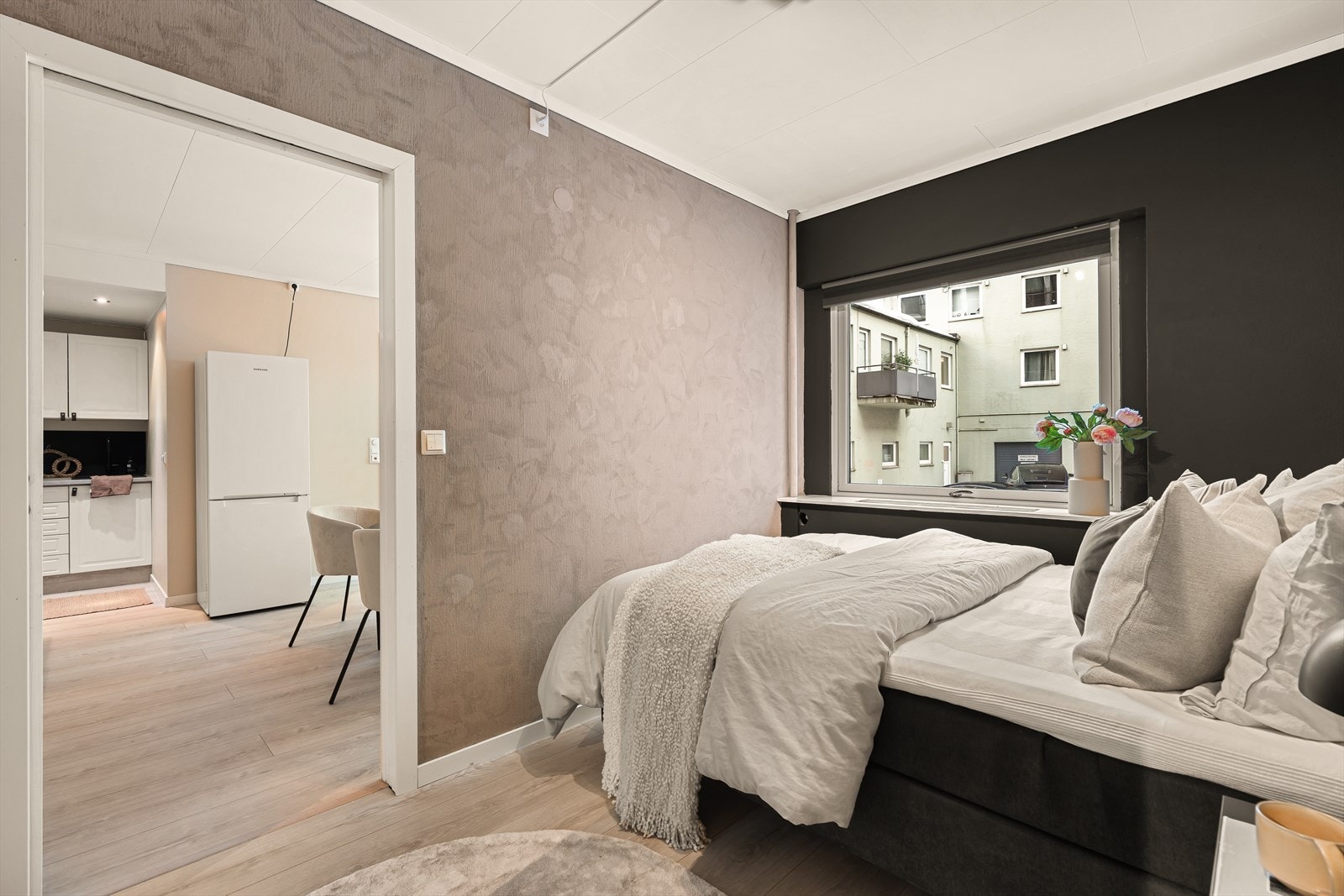 Leilighetens soverom er på 9,5 m² med inngang via skyvedør. Galleribilde