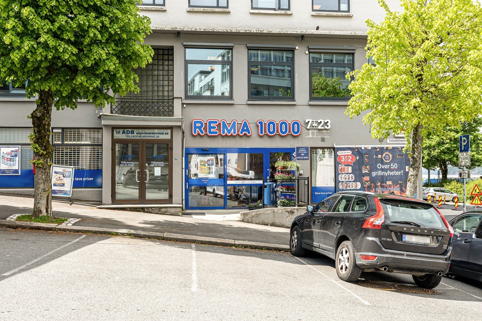 Fra leiligheten er det kun et par minutters gange til Rema 1000 Tollboden. Galleribilde